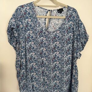 Jones New York Blue and White Floral Short Sleeve Top